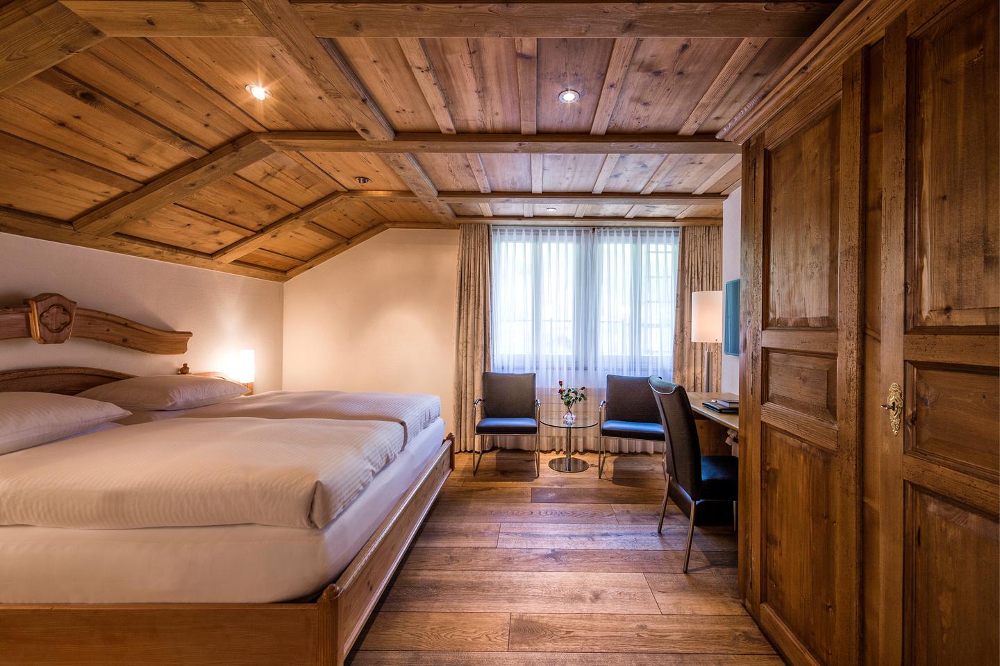 Hotel Schoenegg Wengen Rum bild