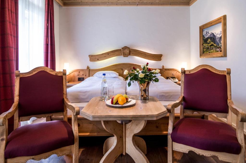 Hotel Schoenegg Wengen Rum bild