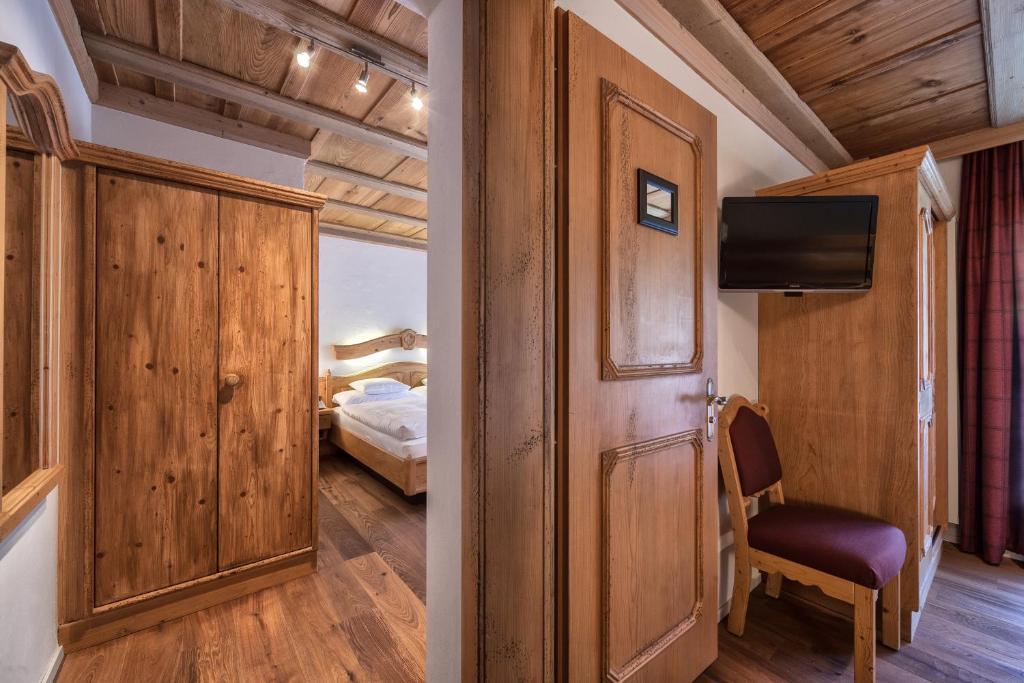 Hotel Schoenegg Wengen Rum bild